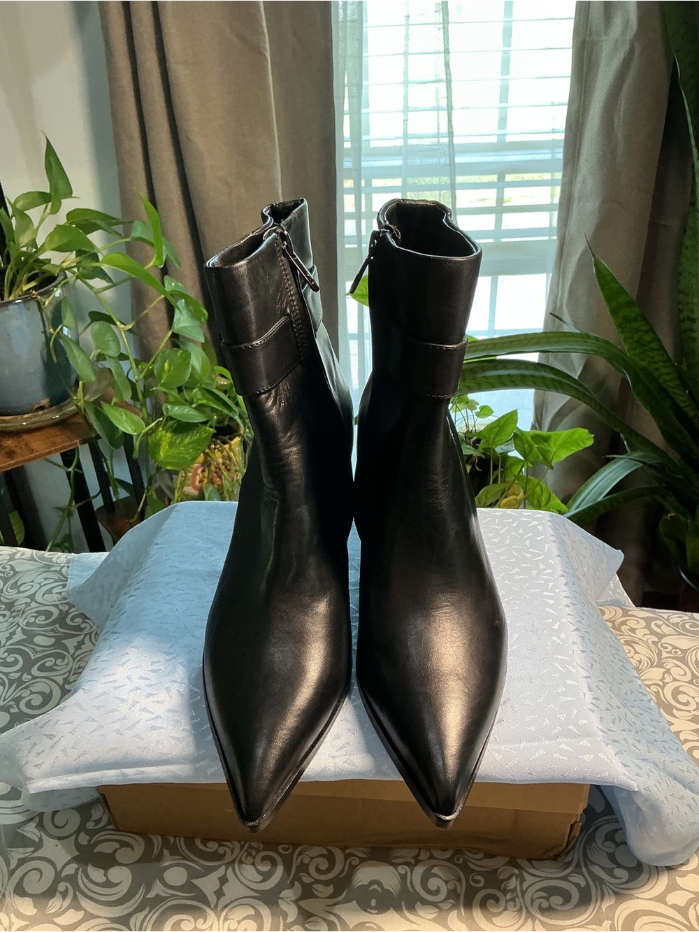Sam Edelman Black Pointed Leather Ankle Bootie’s with gold buckle